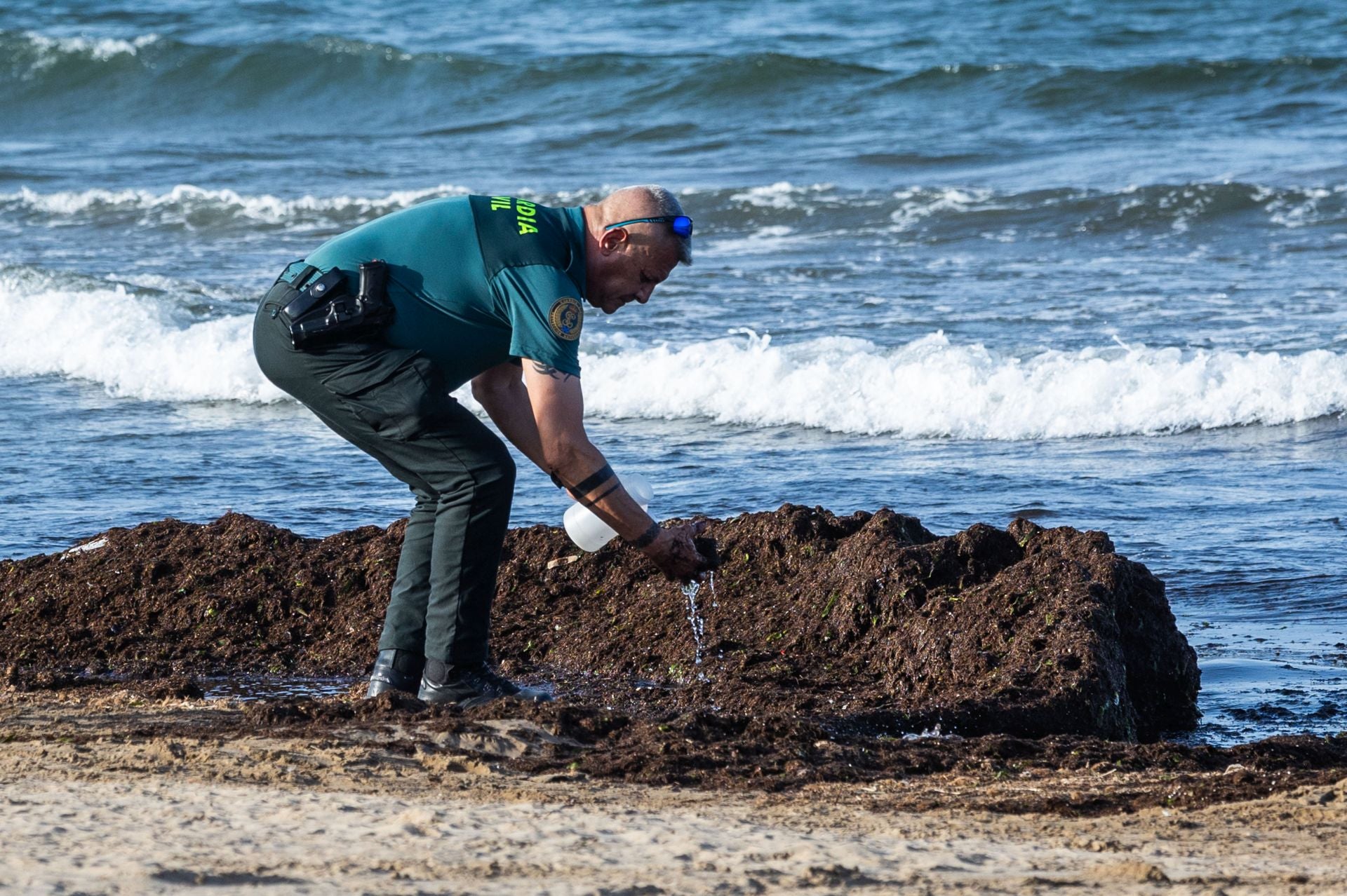 Una mancha en la playa del Cabanyal obliga a desalojar bañistas