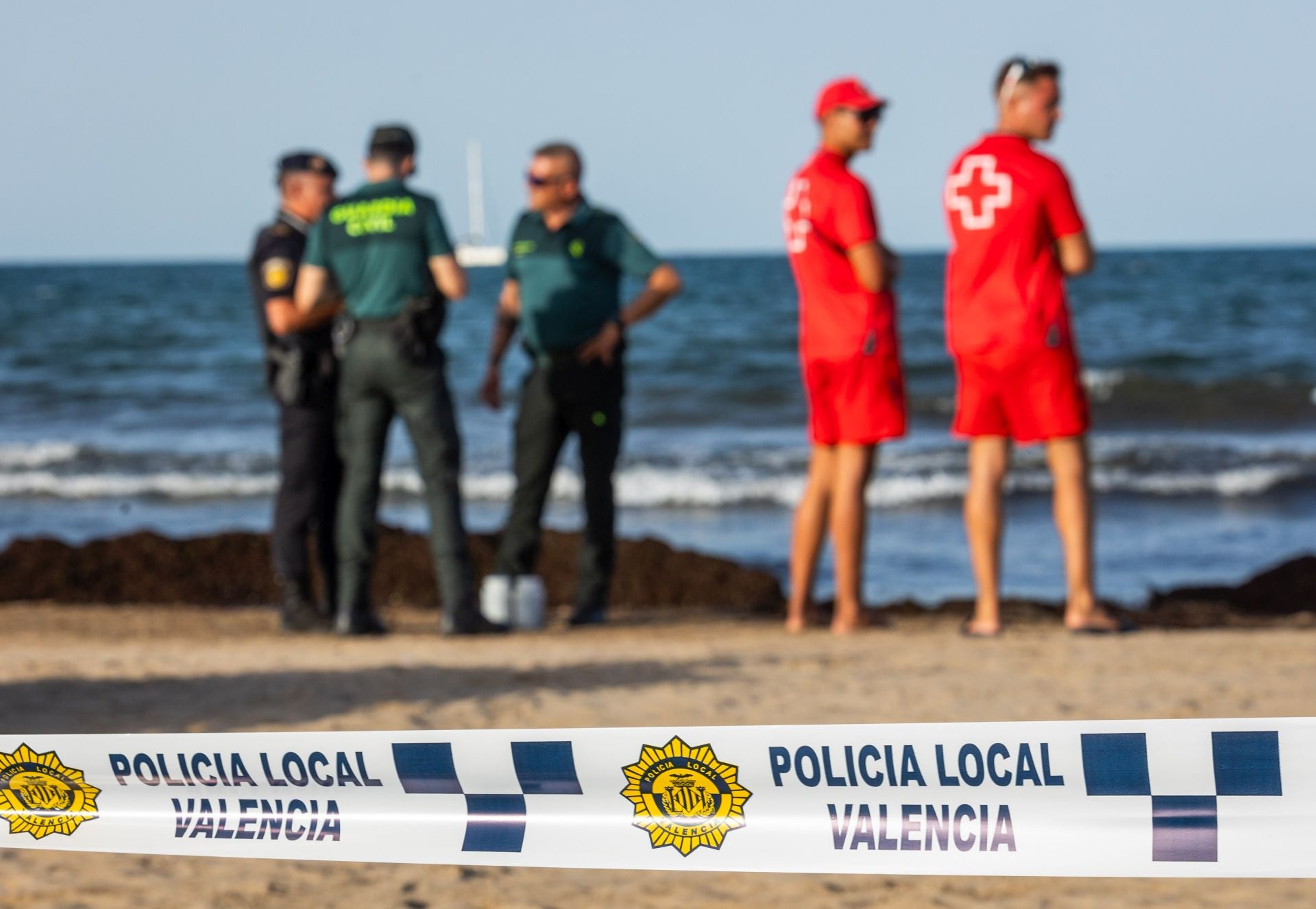 Una mancha en la playa del Cabanyal obliga a desalojar bañistas