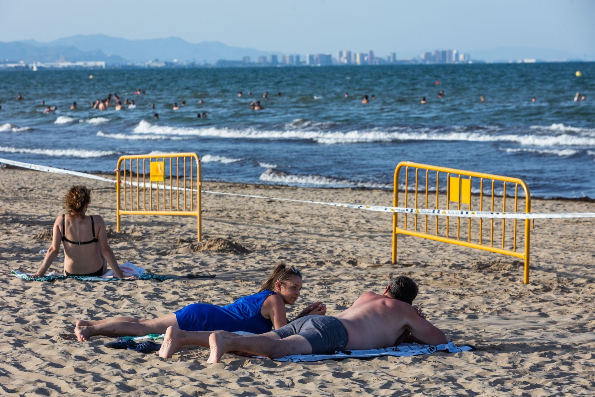 Una mancha en la playa del Cabanyal obliga a desalojar bañistas