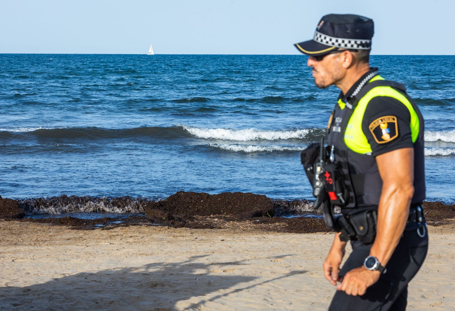 Una mancha en la playa del Cabanyal obliga a desalojar bañistas