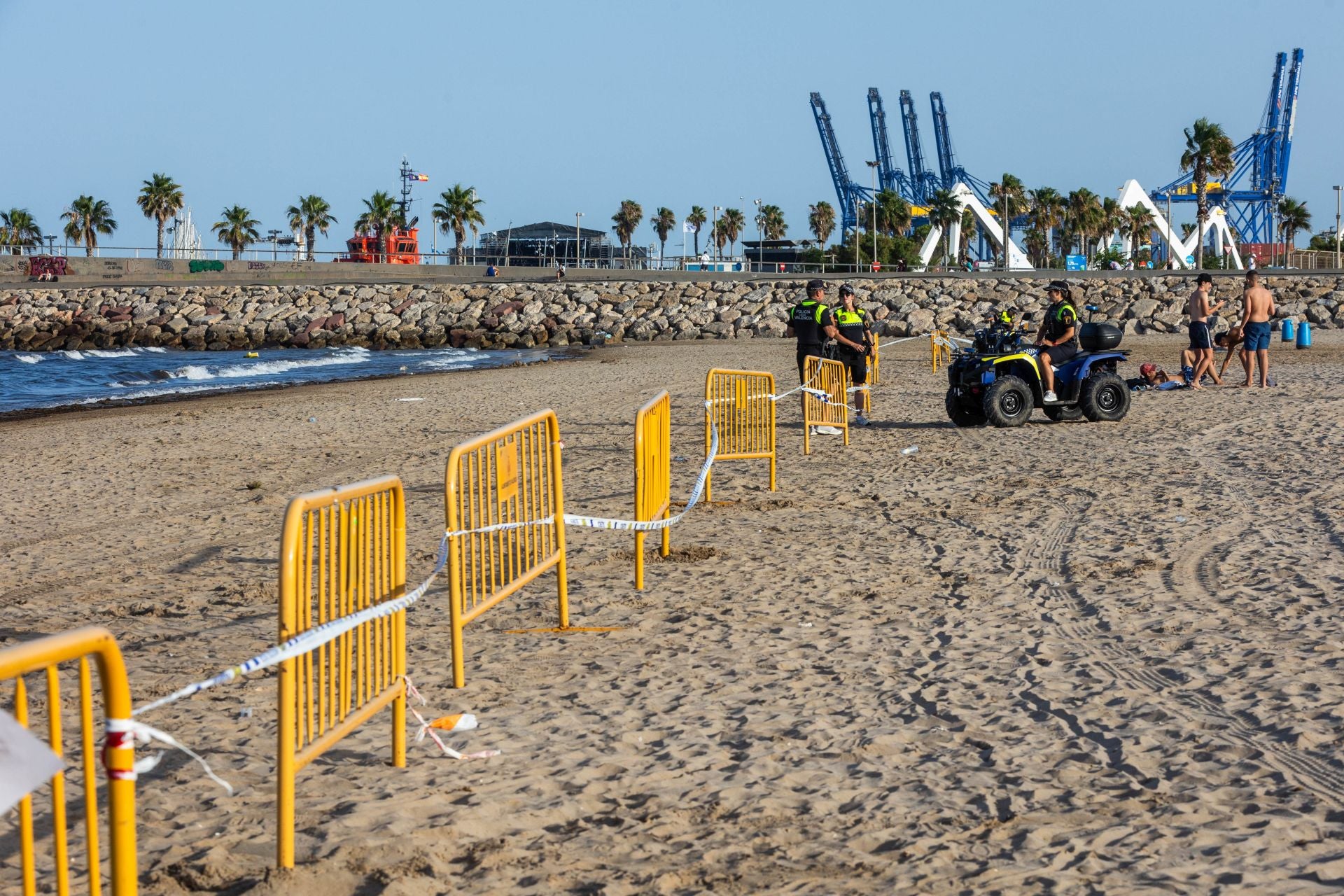 Una mancha en la playa del Cabanyal obliga a desalojar bañistas