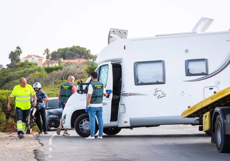 La caravana en la que se halló el cadáver de la turista francesa.