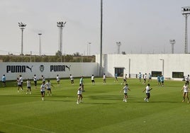 El Valencia se entrena en las instalaciones de Paterna, propuestas por la Federación como subsede.