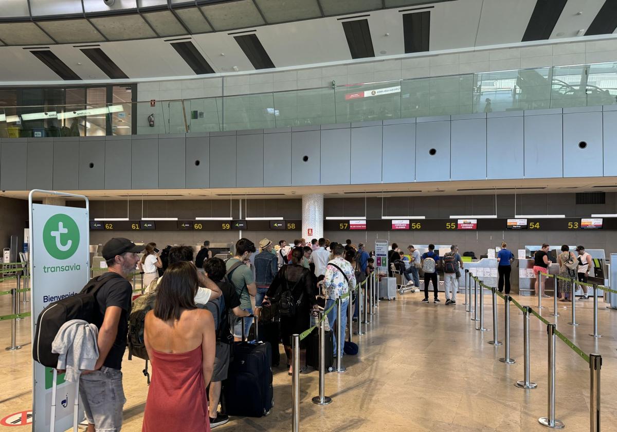 Pasajeros en el aeropuerto de Manises, este viernes.