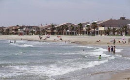 Bañistas en la playa de Puçol