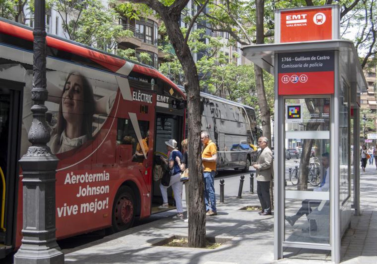 Una parada de la EMT en la calle Guillem de Castro.