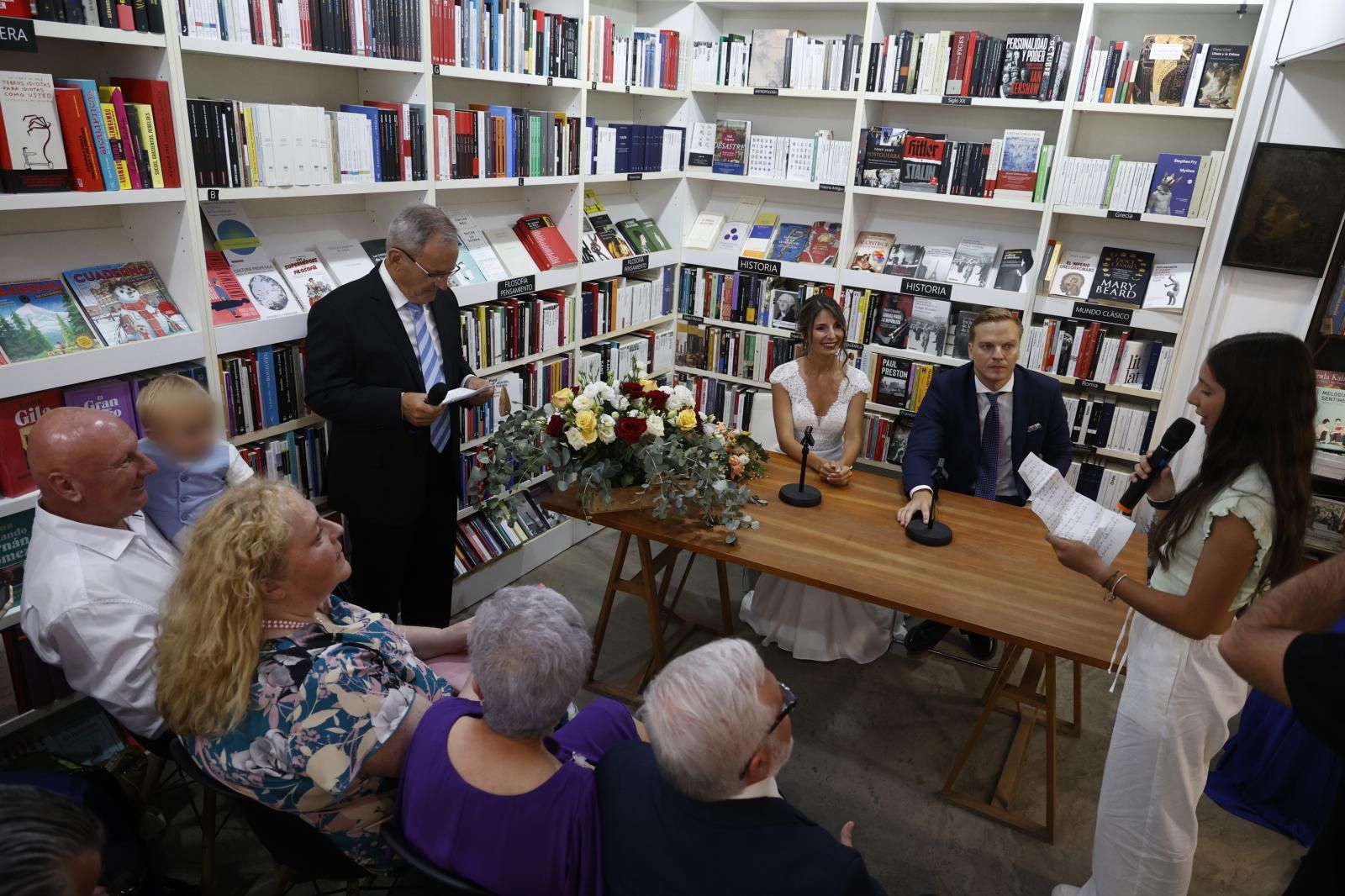 Una pareja celebra su boda en la librería Ramon Llull de Valencia