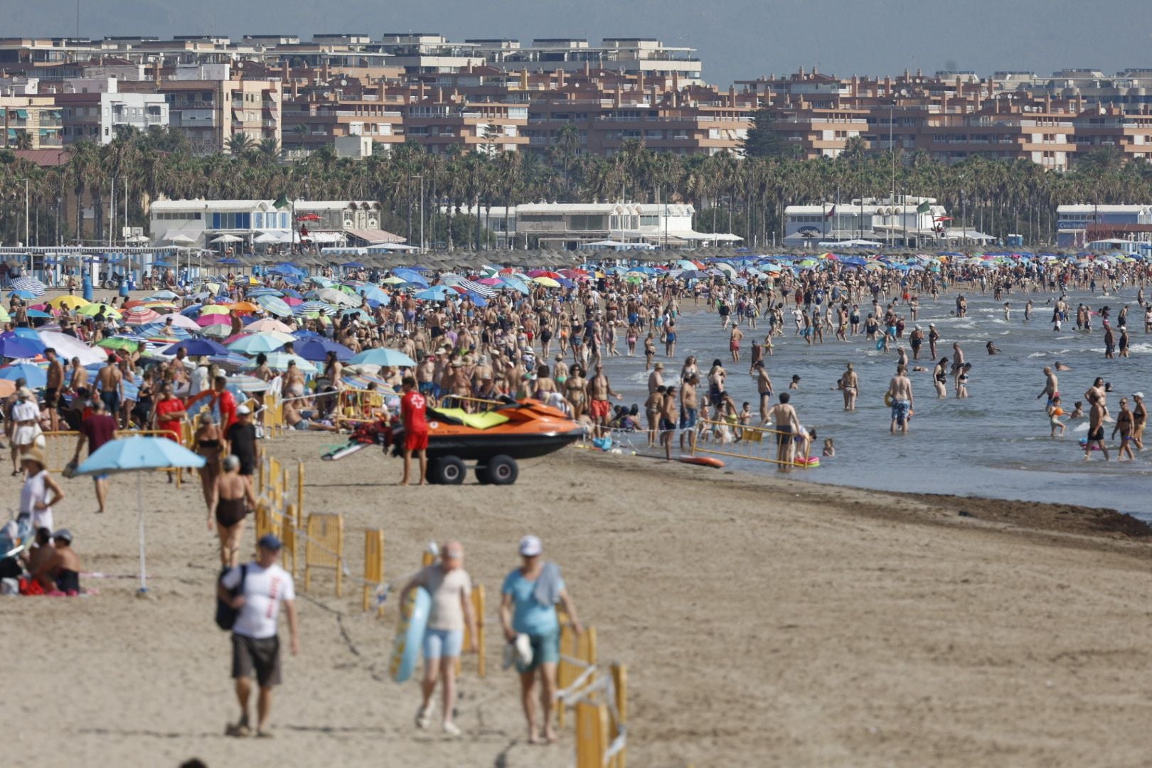 Los bañistas vuelven a la playa del Cabanyal