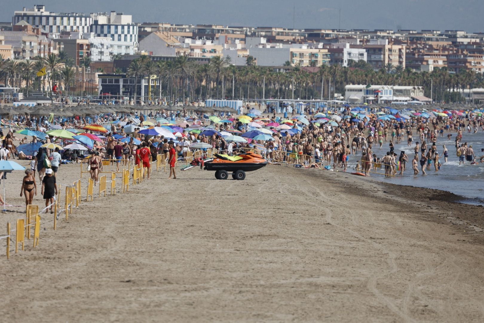 Los bañistas vuelven a la playa del Cabanyal