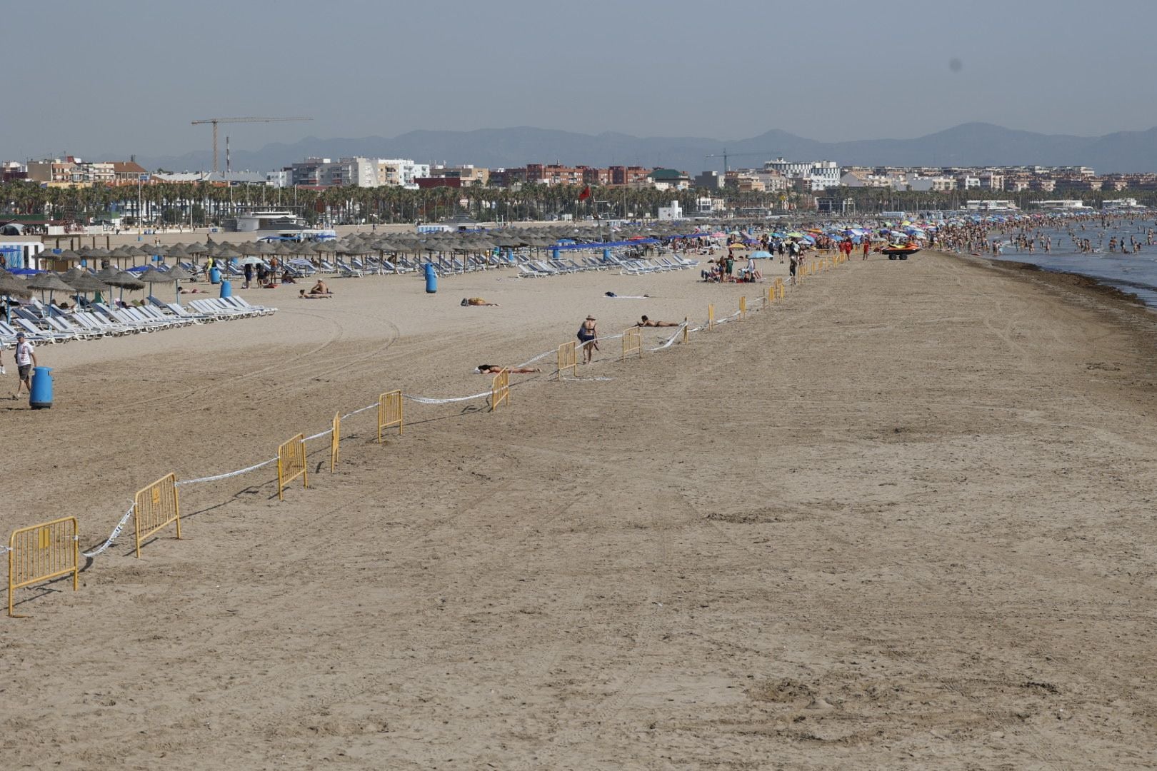 Los bañistas vuelven a la playa del Cabanyal