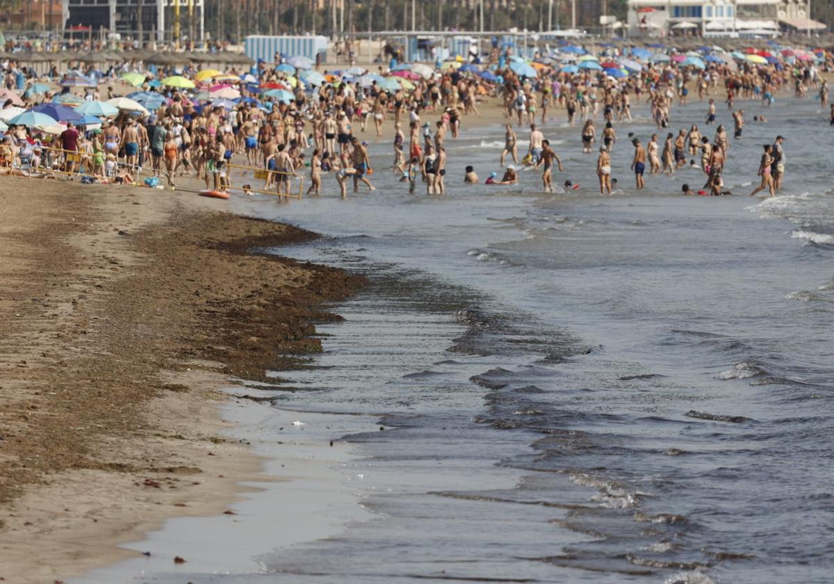 Los bañistas vuelven a la playa del Cabanyal