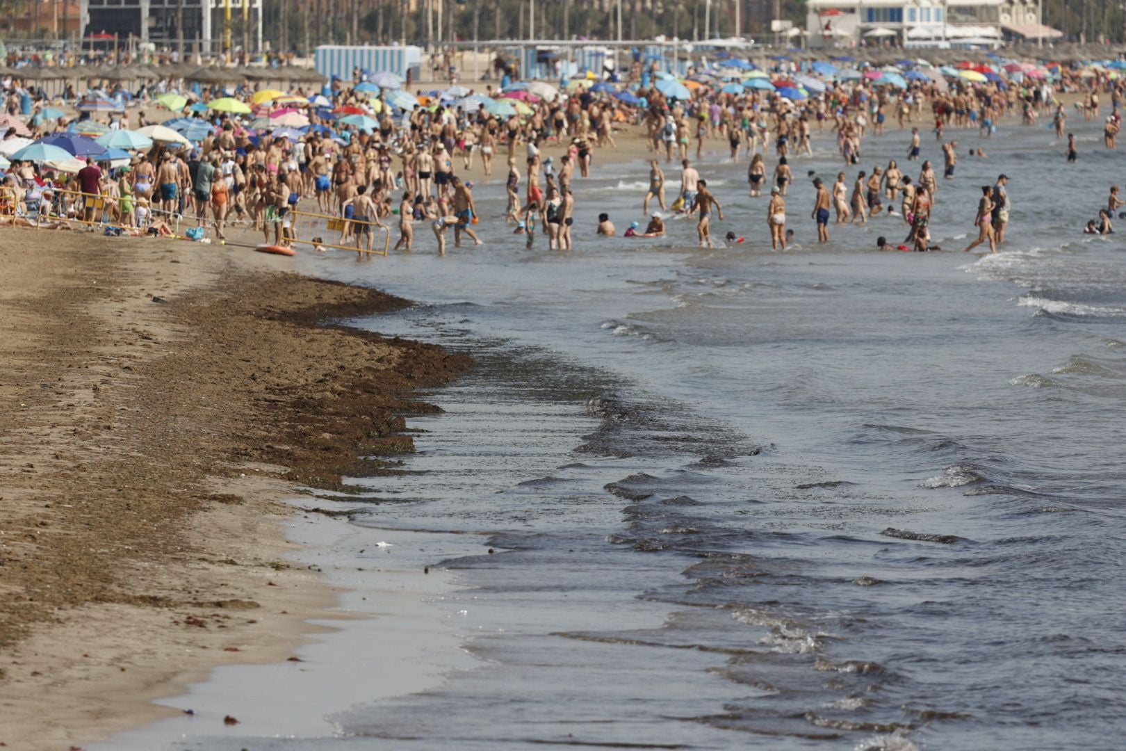 Los bañistas vuelven a la playa del Cabanyal