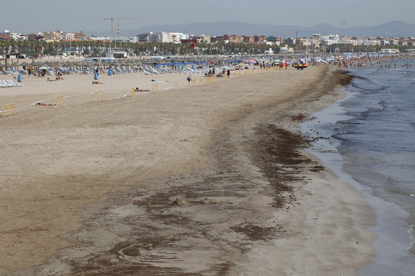 Los bañistas vuelven a la playa del Cabanyal