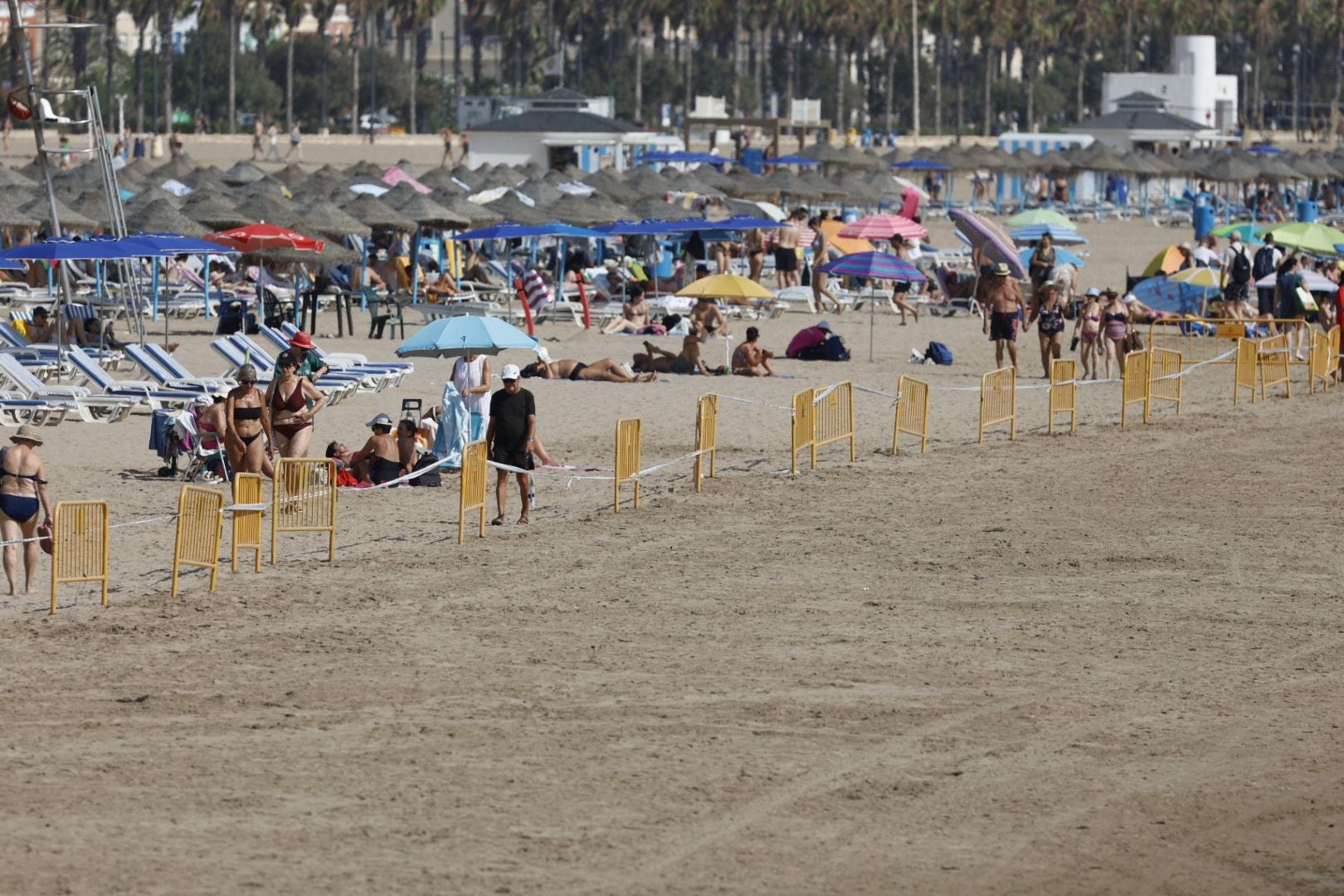 Los bañistas vuelven a la playa del Cabanyal