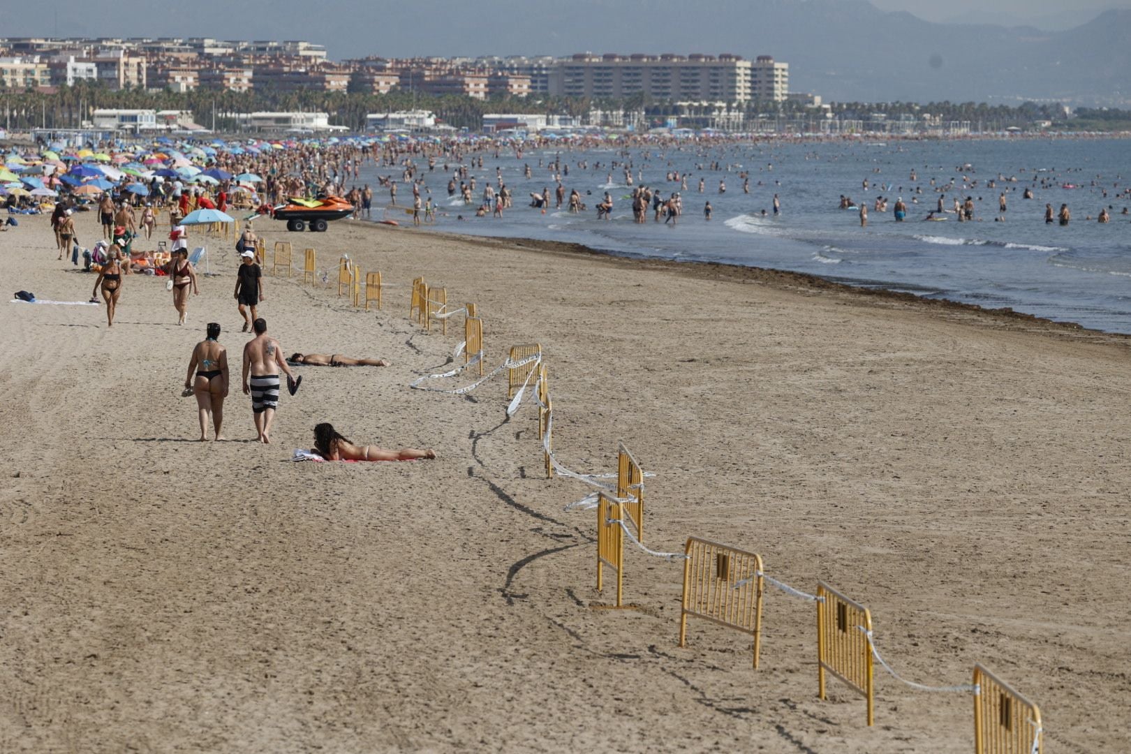 Los bañistas vuelven a la playa del Cabanyal