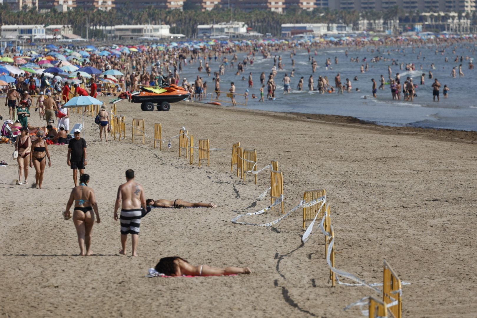 Los bañistas vuelven a la playa del Cabanyal