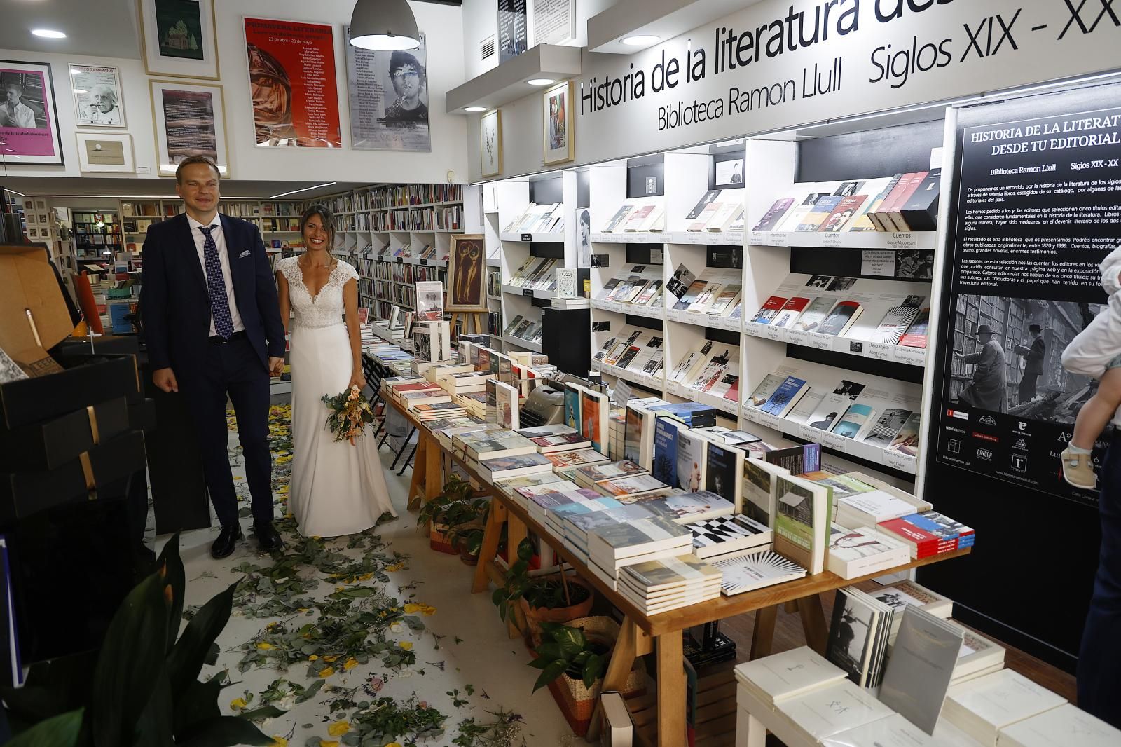 Una pareja celebra su boda en la librería Ramon Llull de Valencia