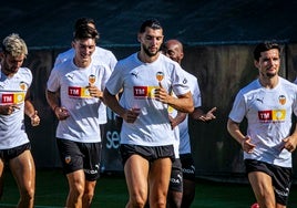 Rafa mir, junto a sus compañeros, en un entrenamiento en la ciudad deportiva de Paterna.