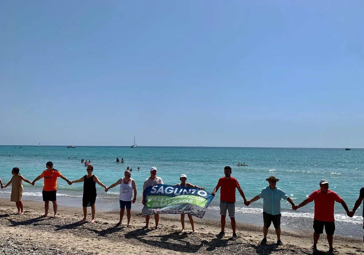 Una cadena humana pide la regeneración urgente de las playas Corinto, Almardá y Malvarrosa 