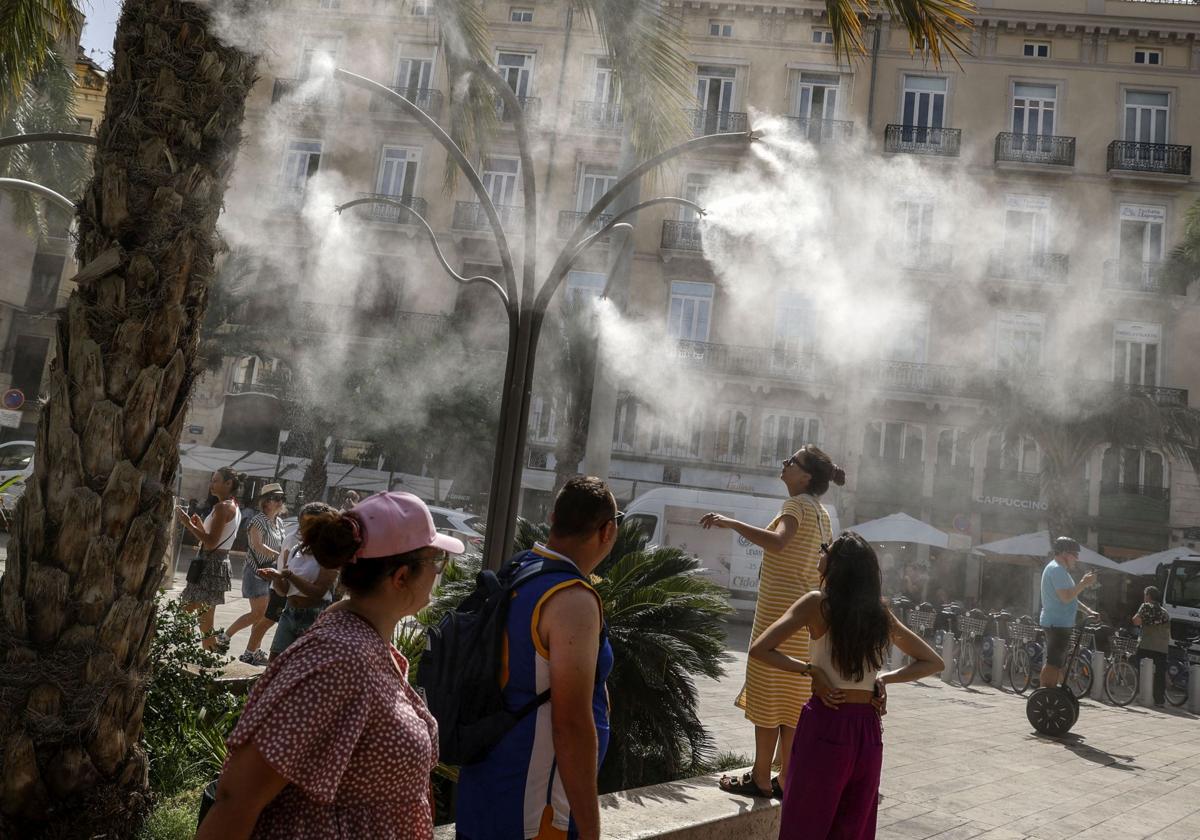 Emergencias activa la alerta roja por calor extremo en el sur de Valencia