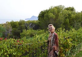 Belén Arias, en su casa de Altea, con la bahía al fondo.