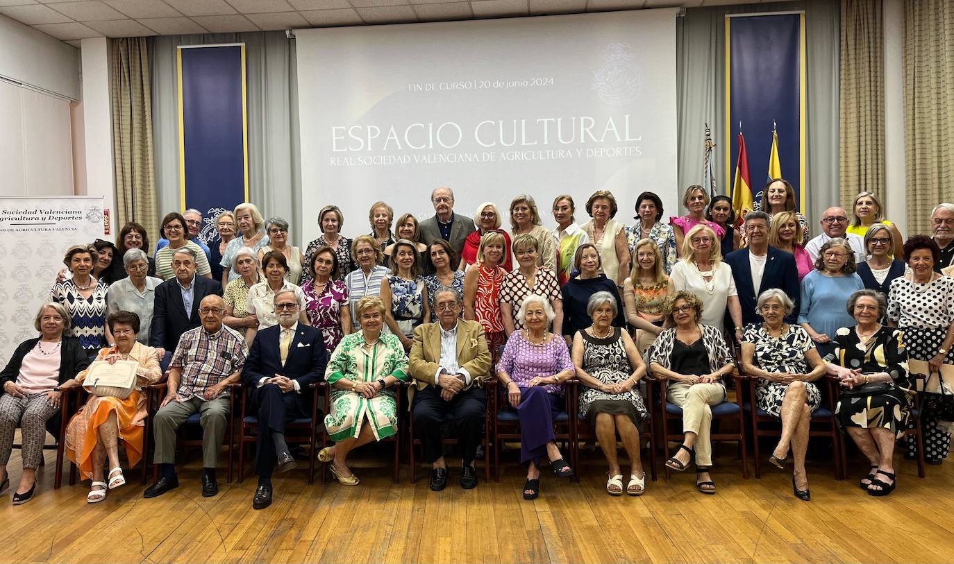 Los matriculados en el Espacio Cultural del Casino de Agricultura acaban el curso.