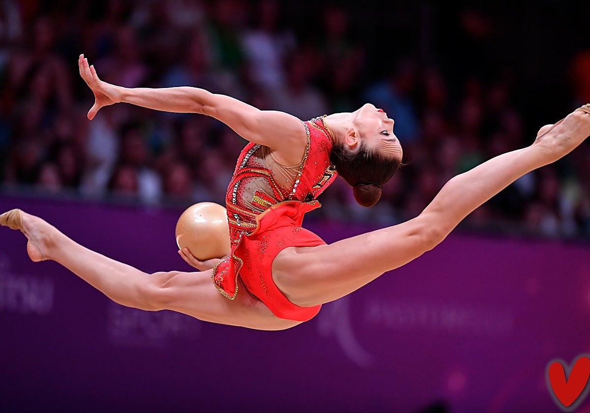 Polina Berezina, durante un ejercicio de pelota.