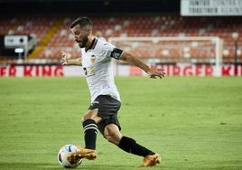 Gayà conduce el balón frente a la grada cerrada durante el partido ante Las Palmas.