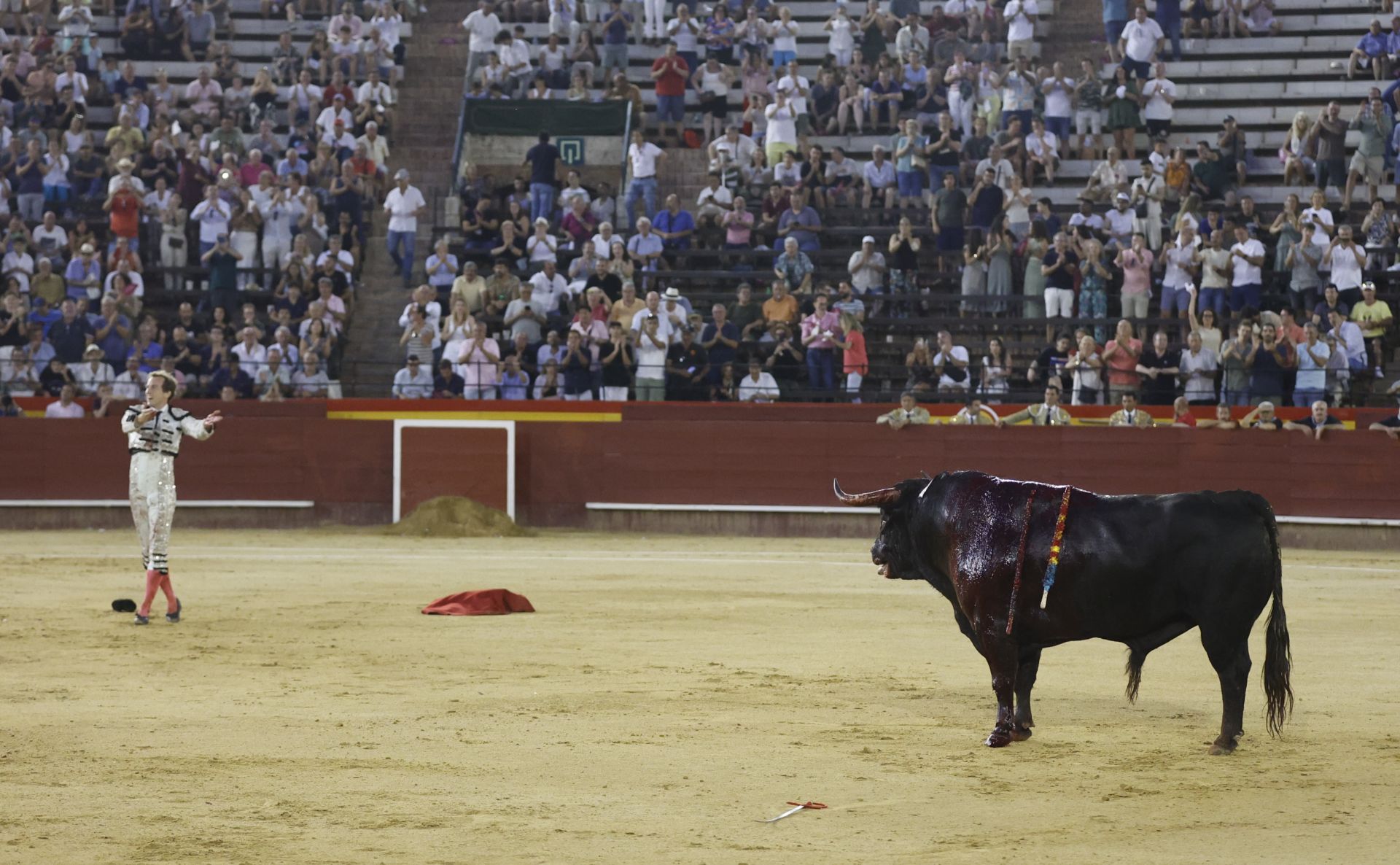 Román aplaude a Escondido