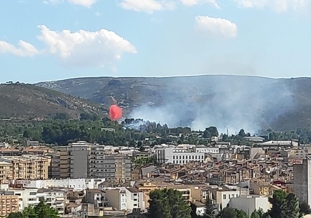 Un incendio forestal en Ontinyent obliga a desalojar a vecinos de Pou Clar y a cortar la línea férrea entre Alcoi y Xàtiva