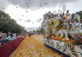 Personas en los palcos disfrutando de la Batalla de Flores.