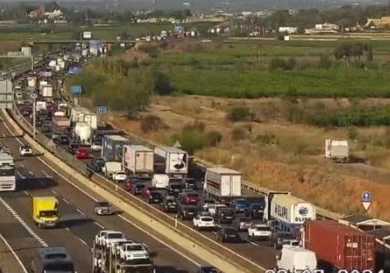 Atasco en la A-7 a la altura de Rafelbunyol.