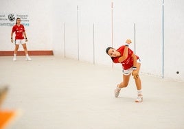 Júlia golpea durante la final del Trofeu Mancomunitat Ribera Alta.