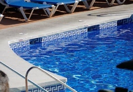 Muere un niño tras quedar atrapado en la piscina de una urbanización privada