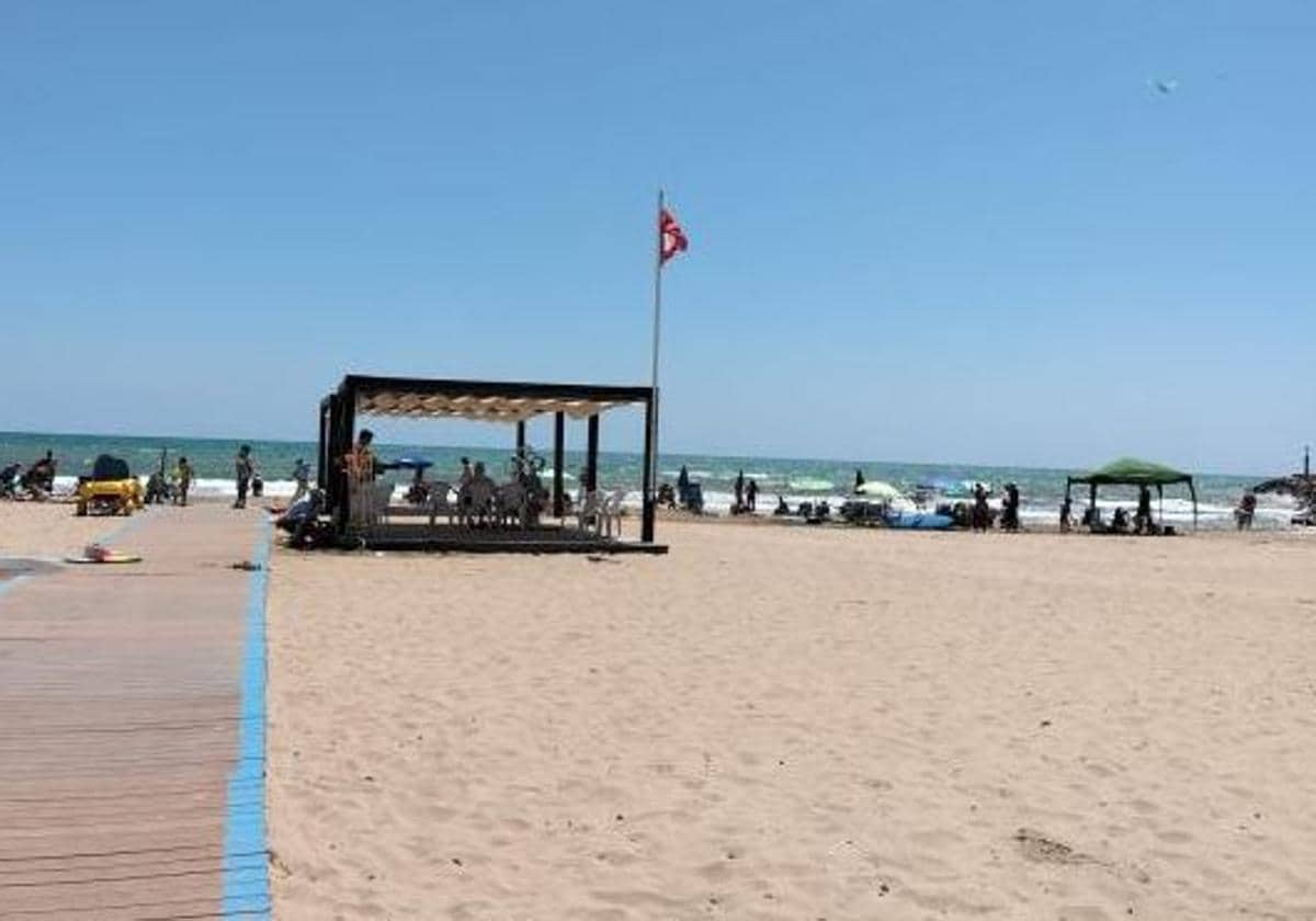 Una mancha en el mar obliga a cerrar las playas de La Pobla de Farnals 