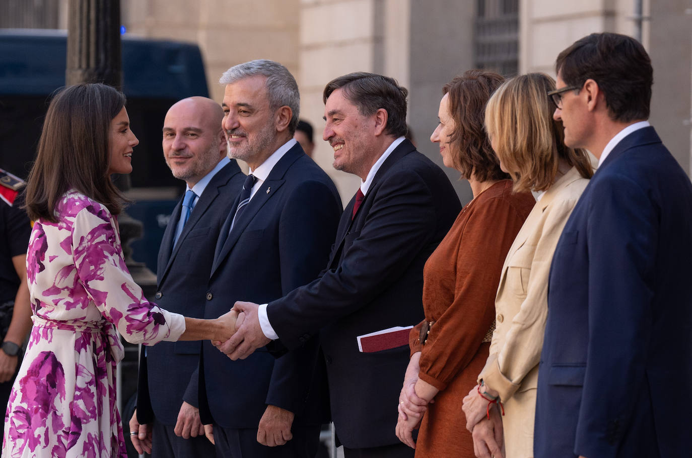 La Reina Letizia se rinde a uno de los colores de moda, el buganvilla