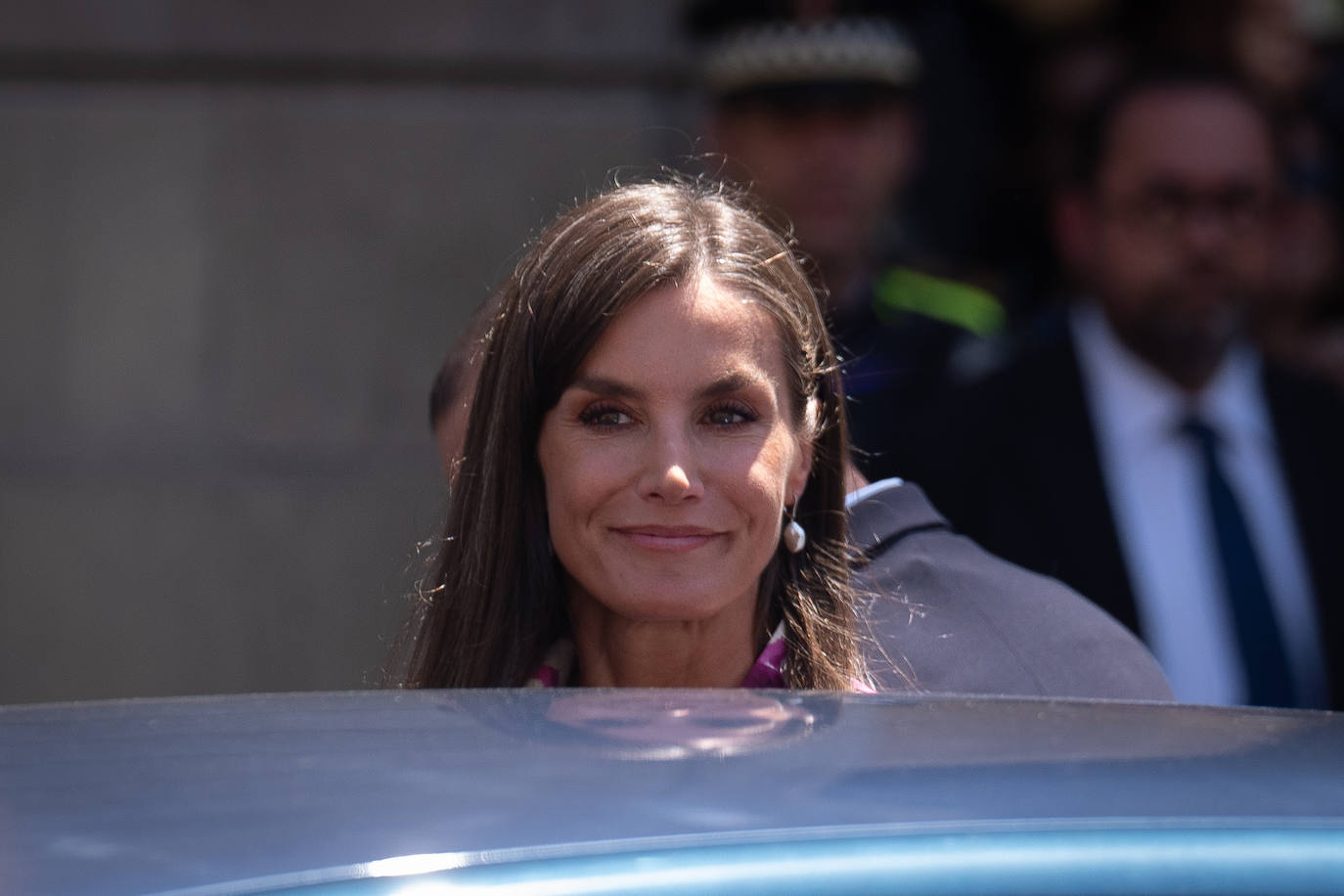 La Reina Letizia se rinde a uno de los colores de moda, el buganvilla