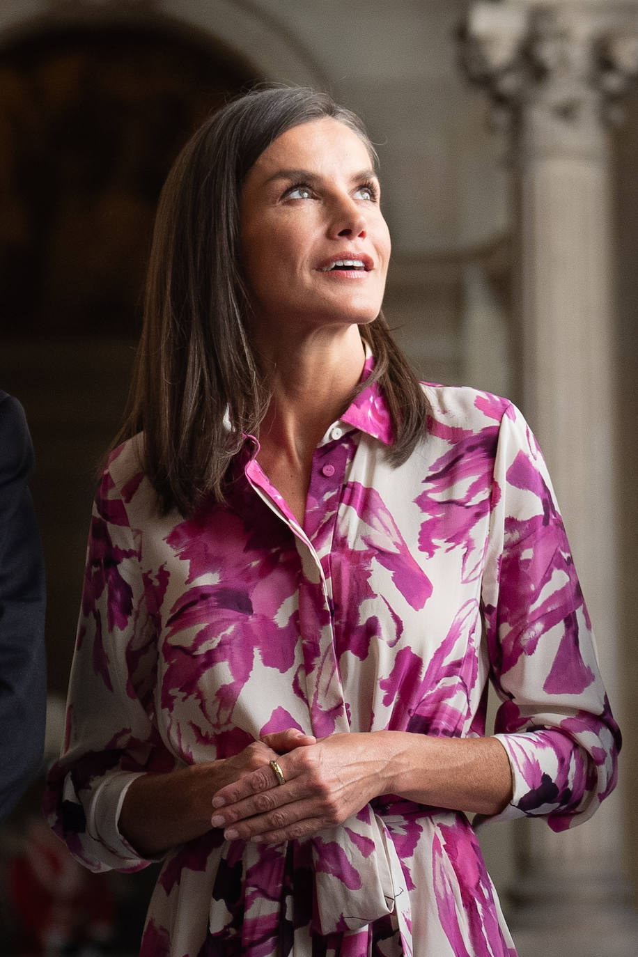 La Reina Letizia se rinde a uno de los colores de moda, el buganvilla