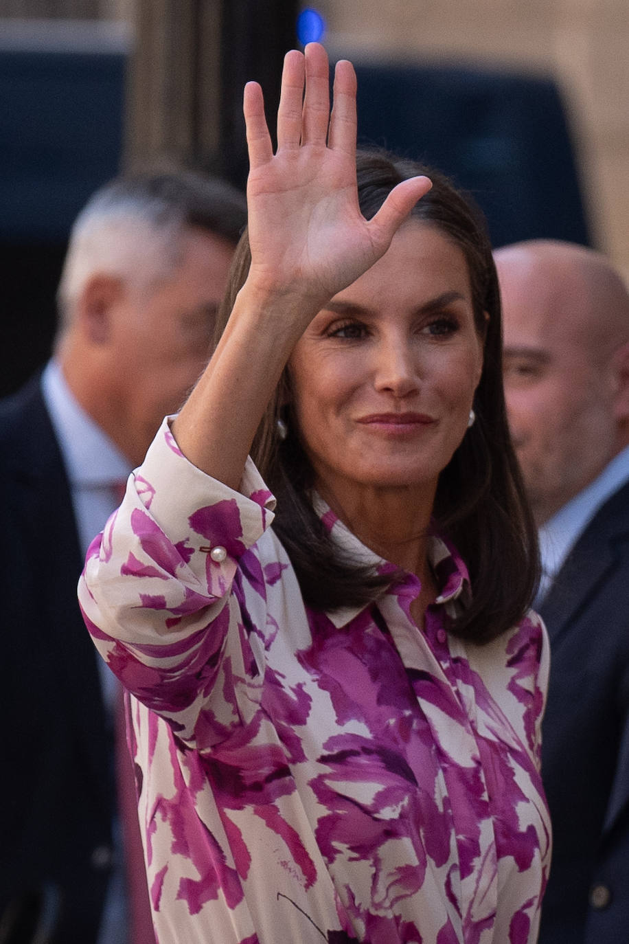 La Reina Letizia se rinde a uno de los colores de moda, el buganvilla