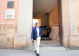 El conseller José Antonio Rovira tras la visita al Centro del Carmen.