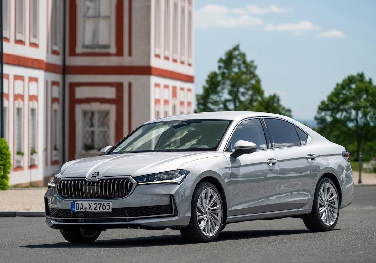 Diseño muy elegante y cuidado. El Skoda Superb se ofrece en tres acabados y sus precios van desde los 40.850 a los 53.950 euros.