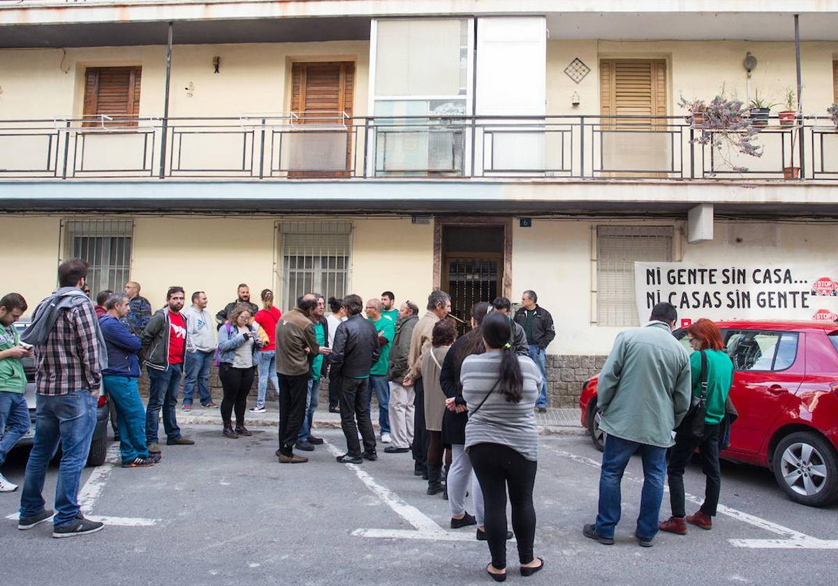 La plataforma Stop Desahucios intentando parar un desahucio.