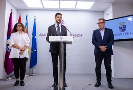 El alcalde, junto a los concejales, durante su comparecencia.