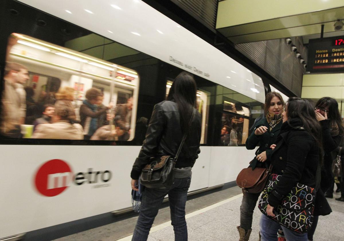 Usuarios de Metrovalencia en una imagen de archivo.