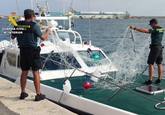 La Guardia Civil con el palangre ilegal.