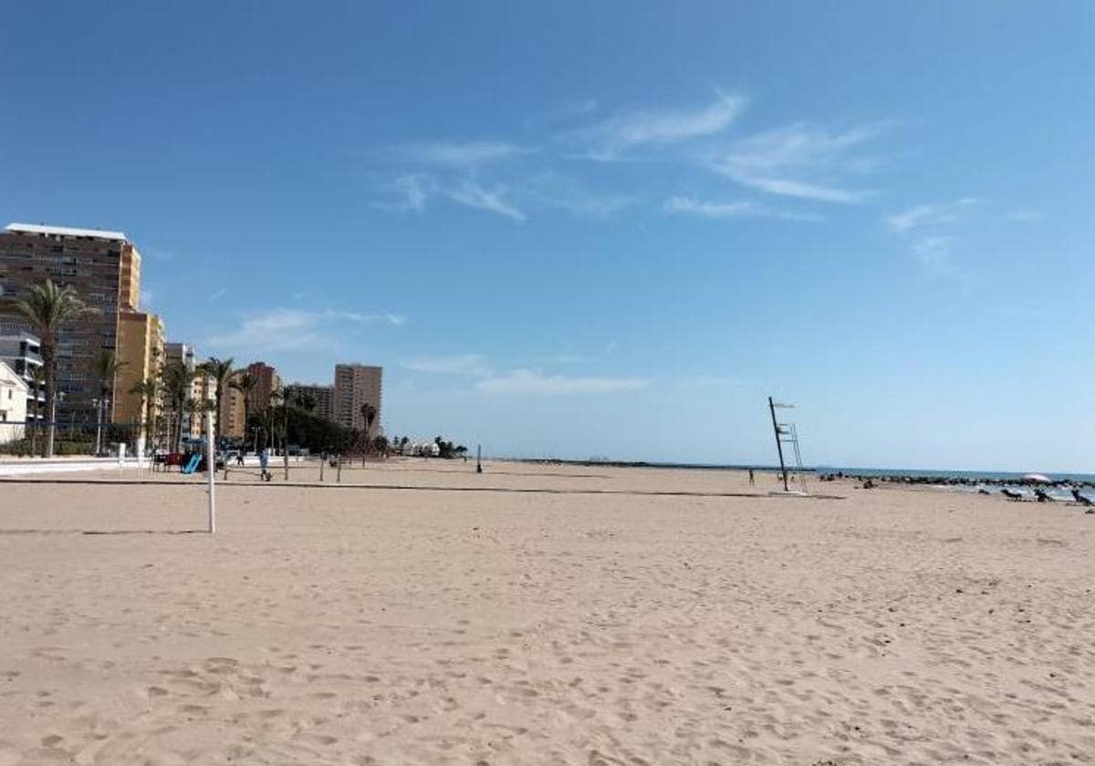 Las playas de Pobla de Farnals reabren al baño tras descartarse un vertido contaminante 