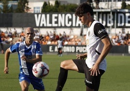 Javi Guerra, ante la presión de Jon Guridi.