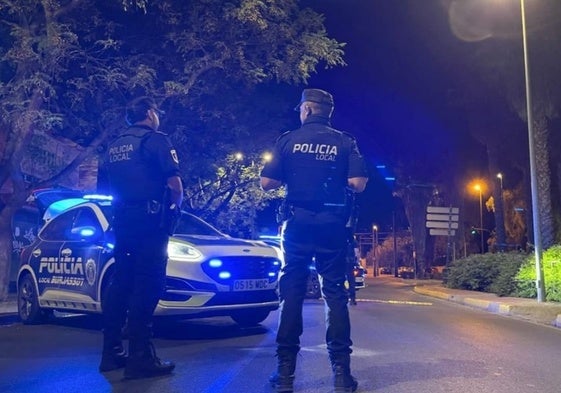 Dos agentes de la Policía Local de Burjassot.