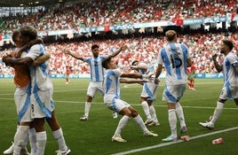 Los jugadores de Argentina en la celebración del 2-2 que posteriormente fue anulado.