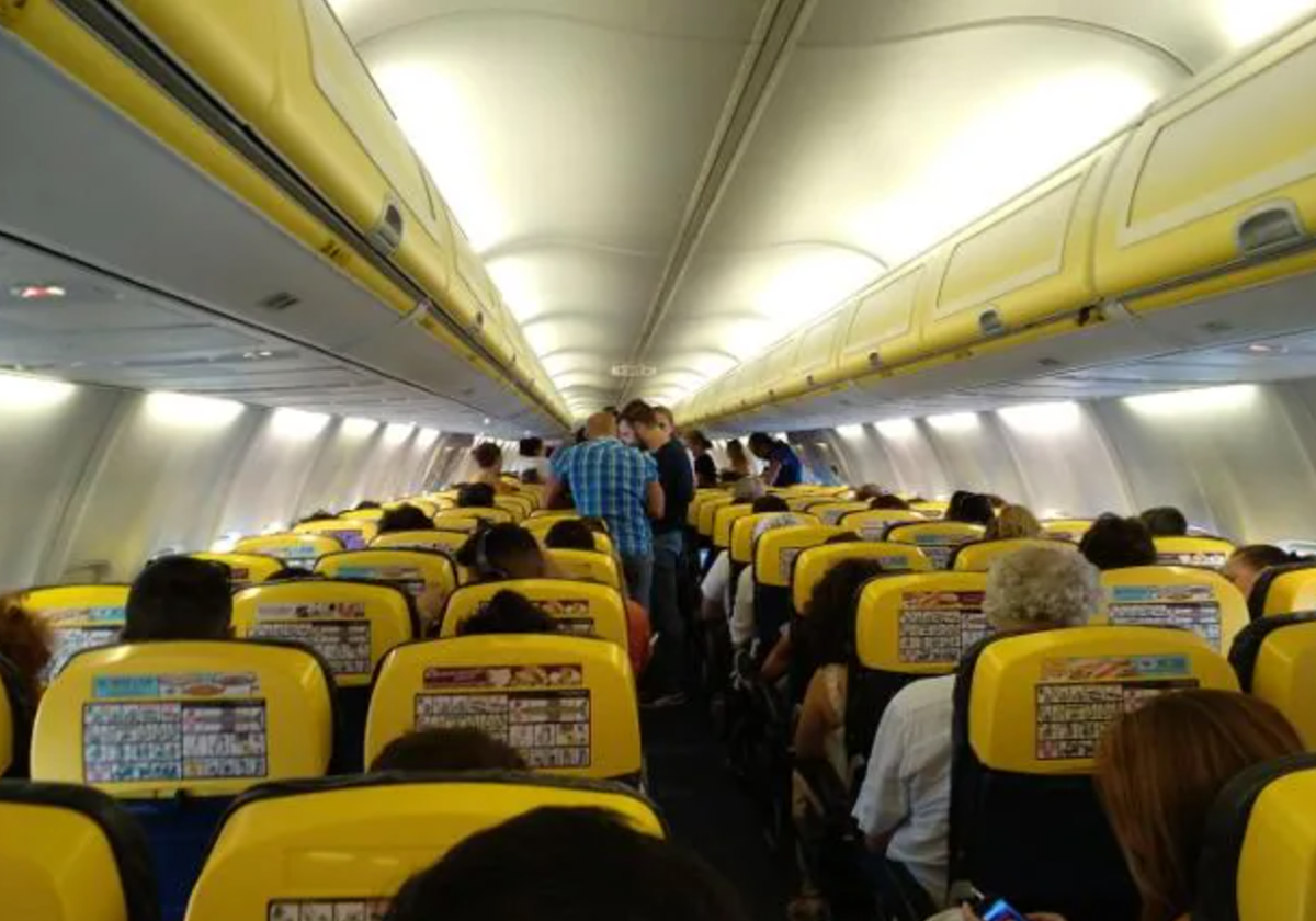 El truco de una joven para viajar en avión y que nadie se siente a su lado gratis